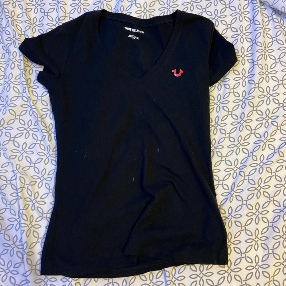 a black tshirt